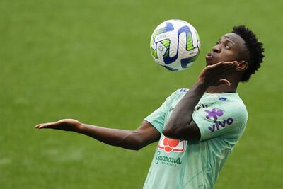El delantero de la selección brasileña Vinicius Jr participa en el entrenamiento de este viernes en Barcelona, en la víspera del partido amistoso contra Guinea en el RCDE stadium. EFE/Alejandro García