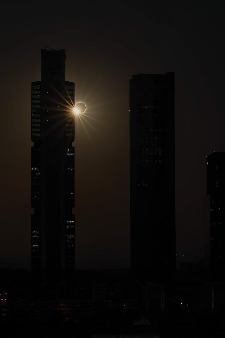 Eclipse de Sol en Madrid, este miércoles.