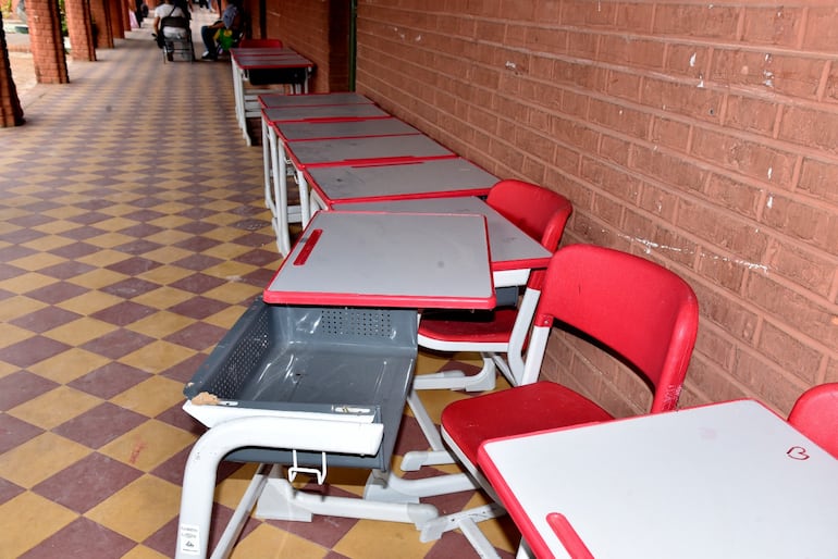 Varias unidades de muebles chinos ya están destrozados a menos de un año de ser entregados por Itaipú, en la escuela General Rodríguez, de Loma Pytã