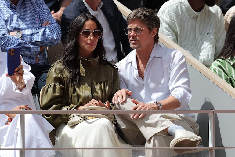 Linda parejita. Brad Pitt e Inés de Ramón disfrutaron la final femenina de Roland Garros en París. (Thomas SAMSON / AFP)
