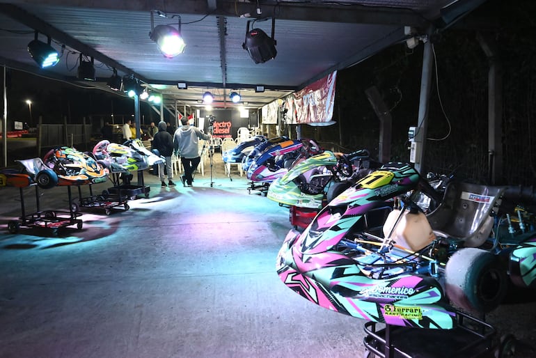 Así fueron exhibidos, en la previa del evento, los karts de los protagonistas del certamen nacional de karting.