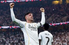 El centrocampista uruguayo del Real Madrid, Federico Valverde (#08), celebra tras anotar el primer gol de su equipo durante el partido de fútbol de semifinales de la Supercopa de España entre el Atlético de Madrid y el Real Madrid en el King Abdullah Sports City en Yeda.