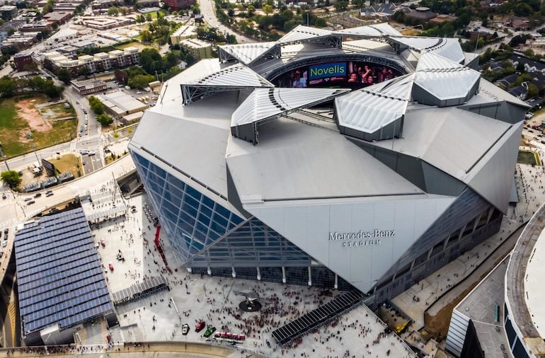 Fotografía cedida por Mercedes-Benz Stadium que muestra la fachada del estadio Mercedes-Benz en Atlanta (EE.UU.). Atlanta.