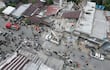 Fotografía aérea que muestra a civiles buscando entre los escombros de un edificio destruido por el terremoto de magnitud 7,4 que deja al menos 71 personas fallecidas en el país.