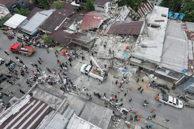 Fotografía aérea que muestra a civiles buscando entre los escombros de un edificio destruido por el terremoto de magnitud 7,4 que deja al menos 71 personas fallecidas en el país.