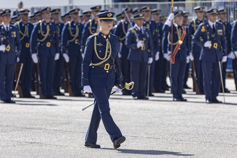 La princesa de Asturias, Leonor, durante el acto de entrega de los reales despachos de empleo de los tenientes de la Academia General del Aire y del Espacio (AGA), en San Javier. (EFE/Marcial Guillén)

