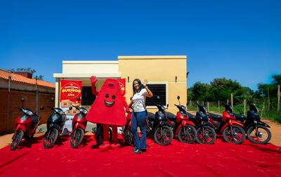 Alex presentó su nueva campaña “Construyendo Sueños”, que sorteará dos casas y 10 motos Star.