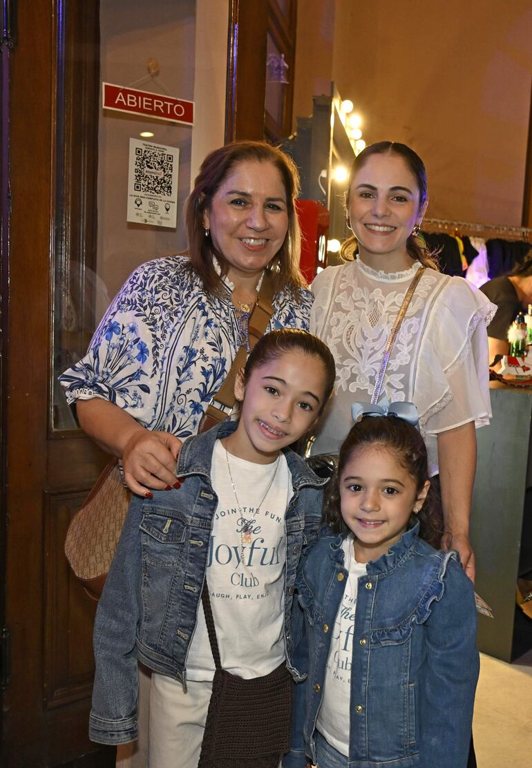 Carmen y Laura Barboza junto a Guadalupe y Giulia Vierci. 