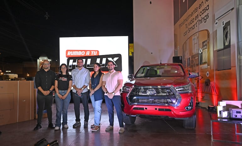 Directivos de Nissei, que de este modo cerró su campaña "Rumbo a tu Hilux".