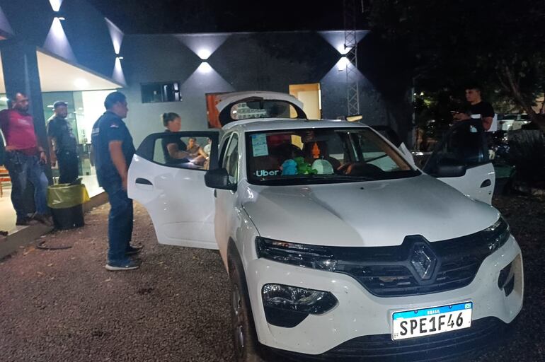 Efectivos de Antinarcóticos proceden a la revisión del vehículo de la plataforma Uber.