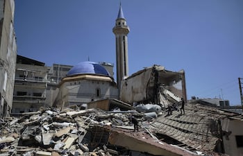 Búsqueda entre escombros en cinco edificios derruidos tras un ataque minutos antes de la entrada en vigor del alto el fuego con Israel