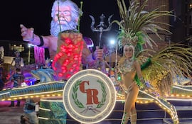 Con todas las plumas, el brillo, el ritmo y el color característico del Carnaval Encarnaceno, se inició la última noche de esta edición del Carnaval Encarnaceno 2026.