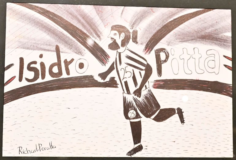 Jugador con barba y coleta, camiseta de rayas negras y blancas, corriendo en un campo de fútbol durante un evento de fútbol.