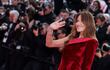 ¡Siempre espléndida! La cantante italo-francesa Carla Bruni llegando a la proyección de la película "La trama fenicia" en la 78ª edición del Festival de Cine de Cannes en Cannes, sur de Francia.