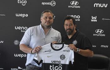 El presidente de Olimpia, Rodrigo "Coto" Nogués en la presentación del nuevo entrenador franjeado, Pablo "Vitamina" Sánchez, en la Villa Olimpia