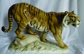 La escultura de un tigre, una de las piezas que forma parte de la muestra "Compañeros" en el Museo de Arte Sacro.