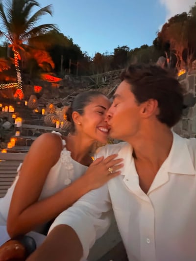 Carmen Montero Mundt y George Russell anunciaron felices su compromiso.