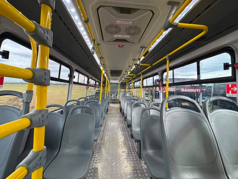 Interior de los buses nuevos del transporte público presentados este domingo.