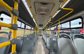 Interior de los buses nuevos del transporte público presentados este domingo.