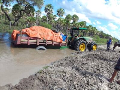 Muchas personas se arriesgaban en viajes de odiseas para hacer llegar víveres a las comunidades aisladas.