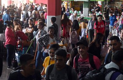 Mucha gente en la estación de buses de Asunción hoy.