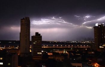 La dirección de Meteorología anuncia tiempo severo con fuertes lluvias, tormentas eléctricas y fuertes vientos, además de ocasional caída de granizo en varios puntos del país.