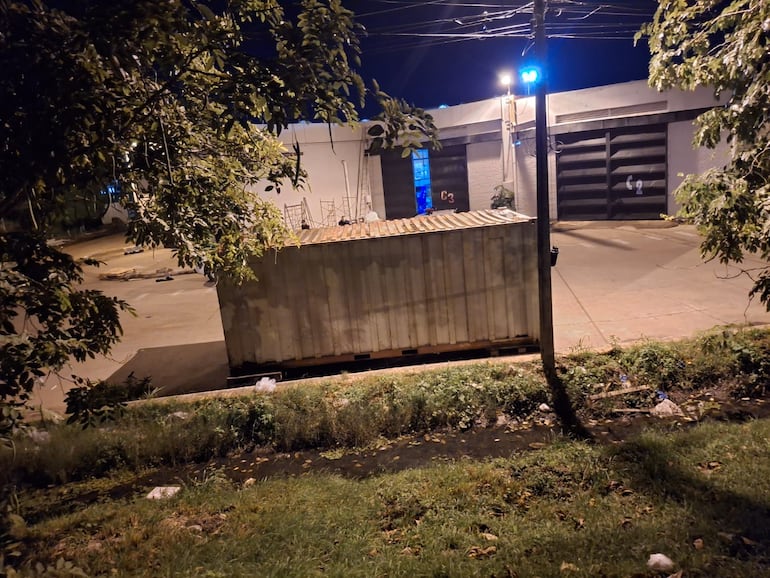 Los delincuentes ingresaron sin ningún tipo de obstáculos hasta el lugar y rompieron el candado de la puerta.