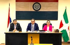 El tribunal de sentencia, integrado de izquierda a derecha por los magistrados Pedro Nazer, Hugo Ignacio Ríos Alcaraz, y la presidenta del Tribunal, Fabiola Quinteros.