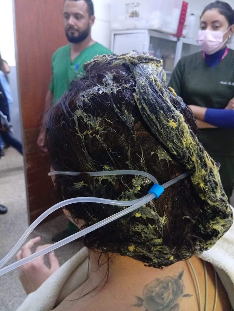 Violencia en PJC: golpeó y le derramó cola de zapatero a su pareja - Policiales