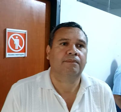 Derlis Maidana en primer plano, con camisa blanca y expresión seria, frente a una puerta con cartel de 'Acceso restringido'.