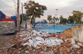 El temporal que azotó Asunción en la tarde del lunes provocó el derrumbe de un sector del muro perimetral de la sede social del Club Sol de América, en barrio Obrero. Parte