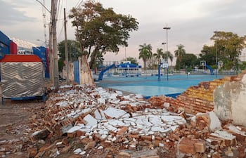 El temporal que azotó Asunción en la tarde del lunes provocó el derrumbe de un sector del muro perimetral de la sede social del Club Sol de América, en barrio Obrero. Parte