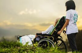 El trabajo de cuidados no remunerados recae en mayor medida en las mujeres y limita sus oportunidades laborales remuneradas.