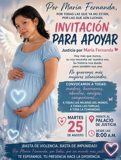 Mujer embarazada con vestido azul claro, seriedad en su rostro y mano sobre el vientre, frente a un cartel de apoyo a María Fernanda.