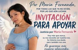 Mujer embarazada con vestido azul claro, seriedad en su rostro y mano sobre el vientre, frente a un cartel de apoyo a María Fernanda.