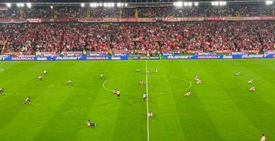 Los futbolistas en el césped en señal de protesta en Colombia.