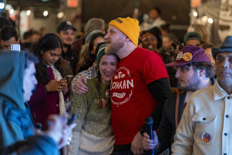 Simpatizantes del demócrata Zohran Mamdani celebran luego de conocer su triunfo para la alcaldía de Nueva York este martes, en Nueva York (Estados Unidos). 