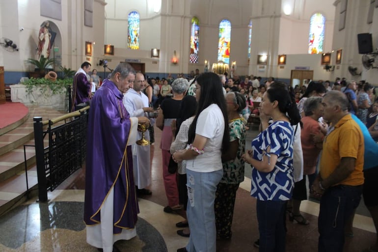 Diversas familias se hicieron presentes en la misa.