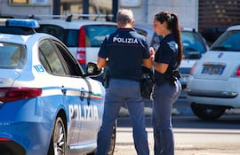 Dos oficiales de Policía italiana, un hombre y una mujer, en las calles de Cagliari.