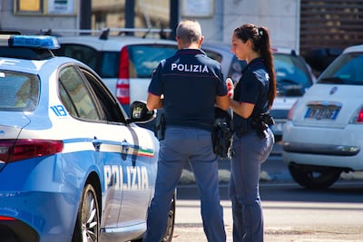Dos oficiales de Policía italiana, un hombre y una mujer, en las calles de Cagliari.