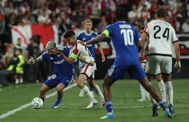El paraguayo Julio Enciso (i), futbolista de Racing de Estrasburgo, disputa el balón en el partido ante Rayo Vallecano por la ida de las semifinales de la Conference League en el estadio de Vallecas, en Madrid, España.