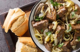 Hígado a la lionesa.