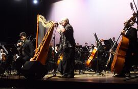 El arpista Ismael Ledesma presentó sus composiciones junto a la Orquesta Sinfónica Nacional, en el marco de la celebración de los 20 años de la agrupación.