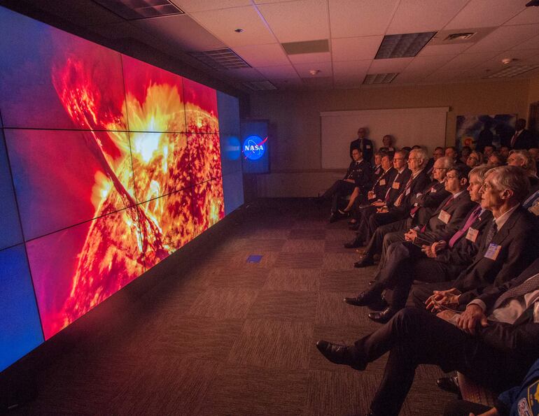 Centro de Vuelo Espacial Goddard de la NASA, muestra a una delegación suiza mientras visita el "Hyperwall" de Goddard, en 2017. 