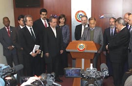 La senadora Lilian Samaniego recordó que Nicolás Maduro (4º izq) estuvo en Paraguay como canciller durante la crisis política que desencadenó en la destitución del entonces presidente Fernando Lugo.