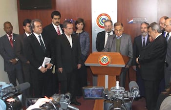 La senadora Lilian Samaniego recordó que Nicolás Maduro (4º izq) estuvo en Paraguay como canciller durante la crisis política que desencadenó en la destitución del entonces presidente Fernando Lugo.