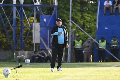 Éver Hugo Almeida (77 años), experimentado entrenador franjeado, durante el duelo ante Recoleta FC, disputado en Itauguá.