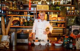 La chef y conductora argentina Jimena Monteverde deleitó a los presentes con sabores italianos.