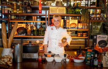 La chef y conductora argentina Jimena Monteverde deleitó a los presentes con sabores italianos.