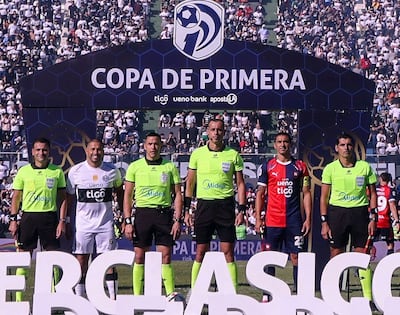 Milciades Saldívar (izquierda), Richard Ortiz, Aldo Quiñónez, Juan Gabriel Benítez, Víctor Gustavo Velázquez y Eduardo Cardozo, durante el más reciente clásico, ganado por los franjeados por 2-1, en Sajonia.